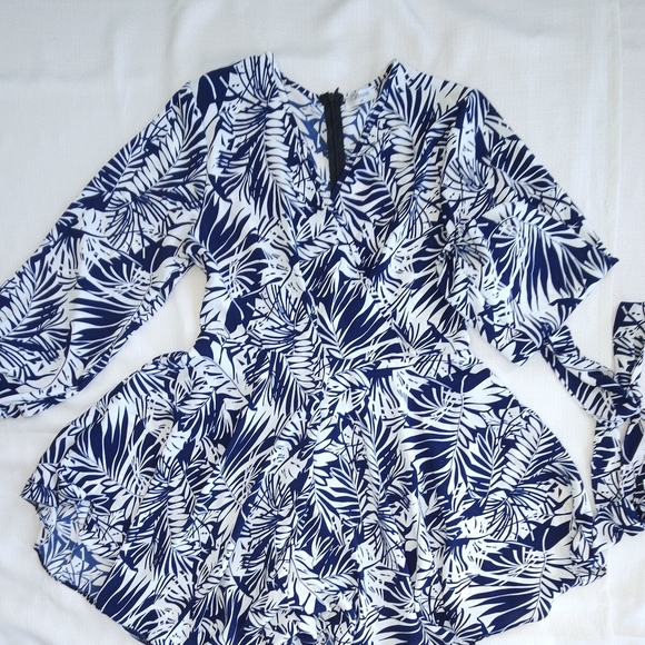 Verano Navy and White Leaf Print Wrap Dress Size M Casual Chic As New - Picture 2 of 8